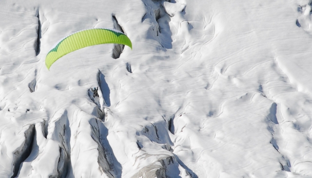  Parapenle sobre la nieve 